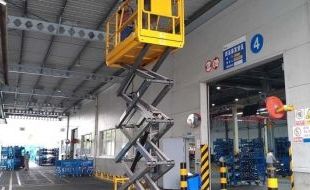 便捷小型高空作業平臺助力停車場日常維護